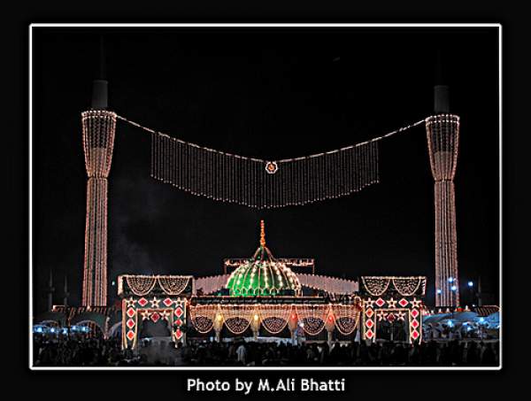 Night Scene of Data Darbar Lahore on Urs 2009 by M.Ali bhatti .jpg